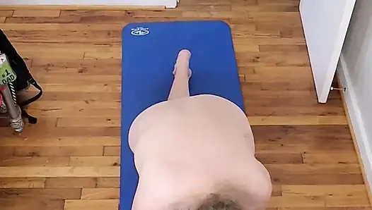 Ateşli orta yaşlı seksi iri güzel kadın çıplak yoga yapıyor!