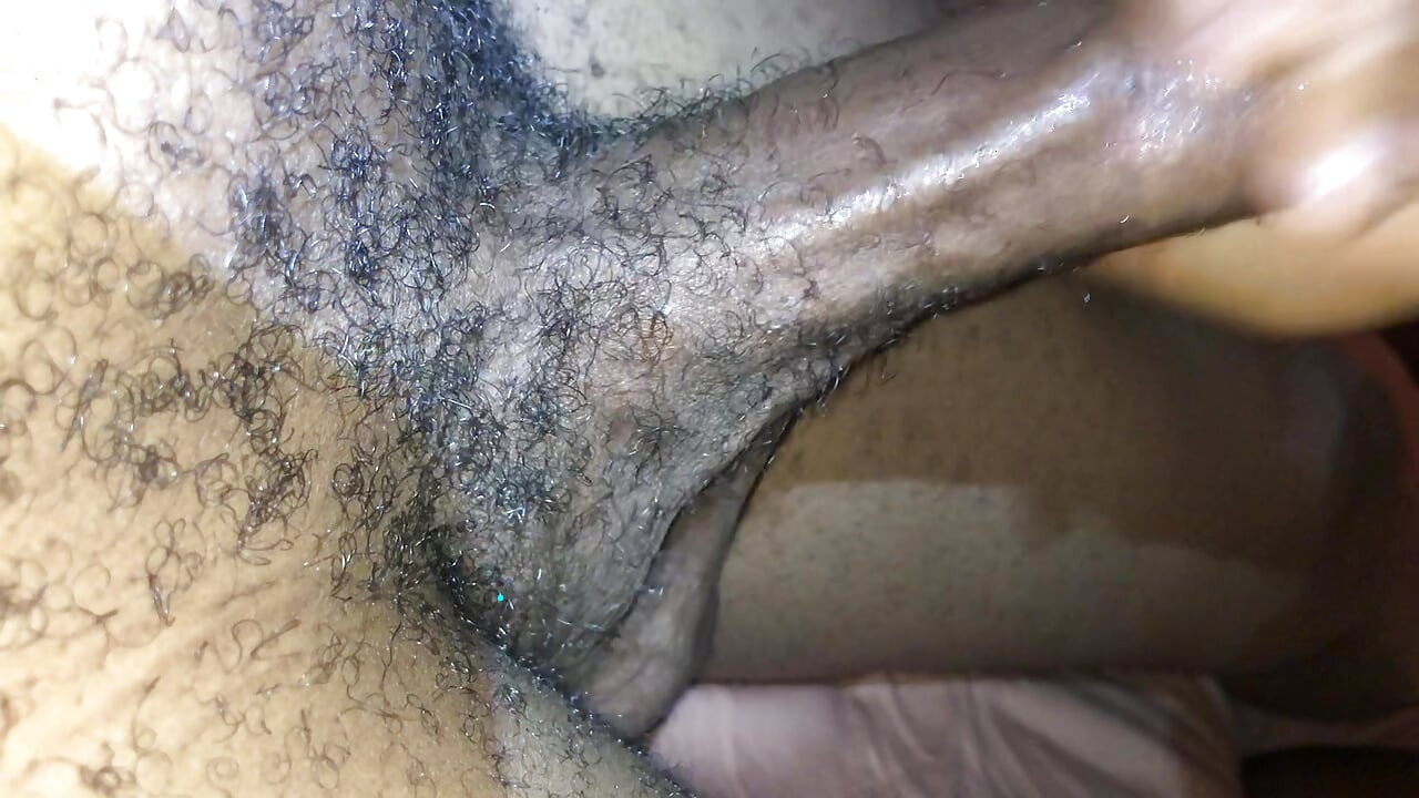 Afrikalı genç kız komşunun oğluyla ev yapımı sakso çekiyor bakış açısı