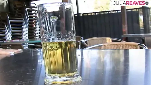 Sarışın orta yaşlı seksi kadın canavar bir yarağı emiyor ve sonra yatakta sert sikişiyor