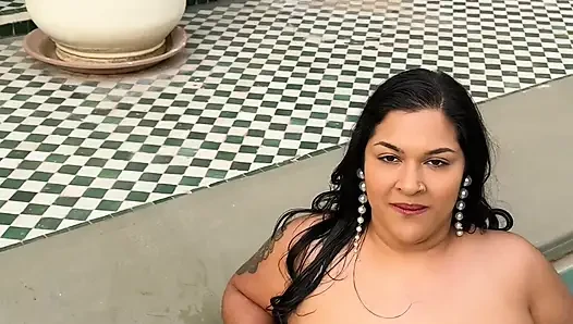 İri güzel kadın havuzda twerk yapıyor büyük götle su sıçratıyor. Islak şişman açık havada alkışlıyor