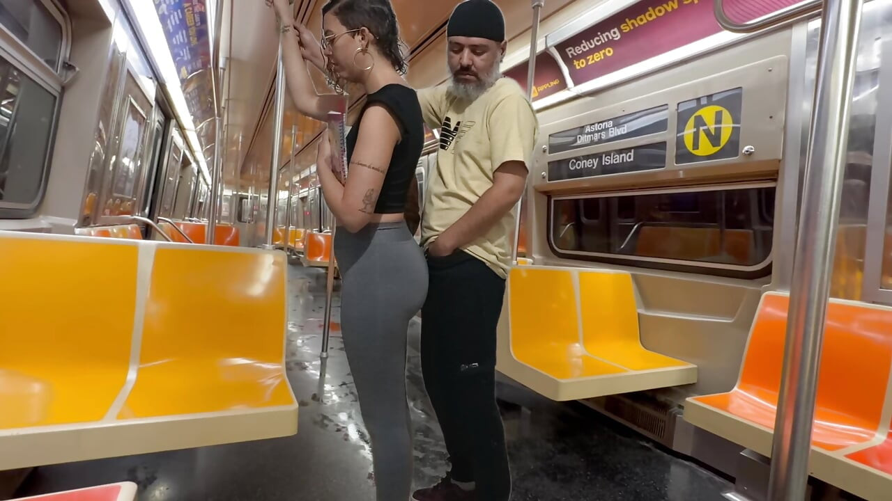 Öğrenci kız New York metro treninde boşalıyor.