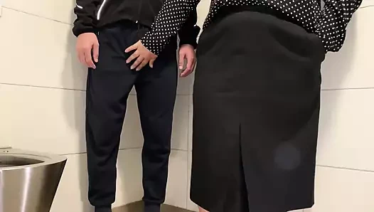 Olgun orta yaşlı seksi kadın beni restoran tuvaletinde boşalttı