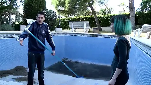 Amcık sızdırana kadar kalın klitoris emiyor