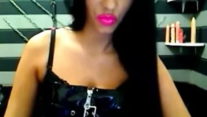 Sigara içilen ruj ve uzun tırnaklar