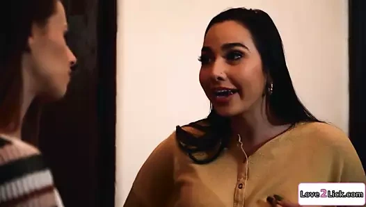 Busty latina bir kızıl saçlı yüzüne fışkırtıyor