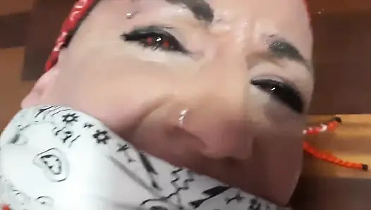 Bağlı ve kaçmak için kavga ediyor