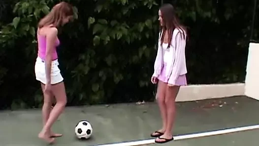 Iki seksi lezbiyenler ile güzel memeler üzerinde kanepe emme ve strapon kedi kahrolası