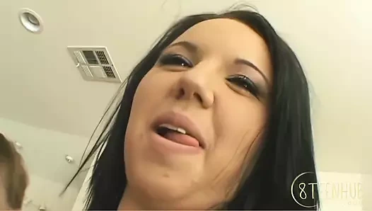 8teenhub - çok ileri gidiyor