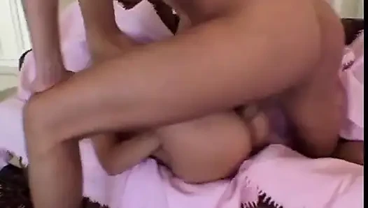 Azgın adam seksi bebeği sert yarağını emdirdikten sonra sert sikiyor
