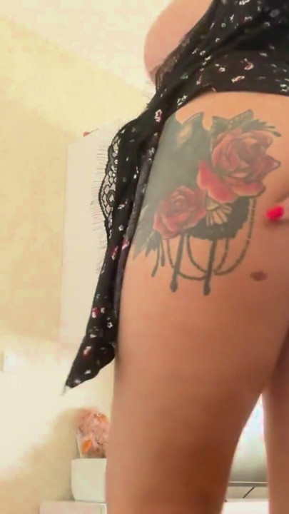 Ateşli göt ve seksi büyük göğüsler dans ediyor ve azdırıyor | Klip 1