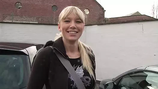 Blonde 18 jaehrige kommt zum date und masturbiert!