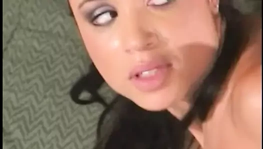 sevimli göt ile esmer alır kaba doggystyle, sonra kırlangıçlar