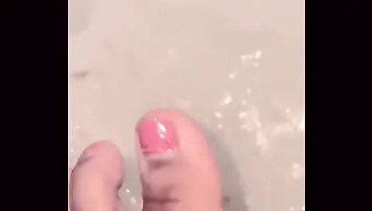 Duşta ve yatakta parmaklar