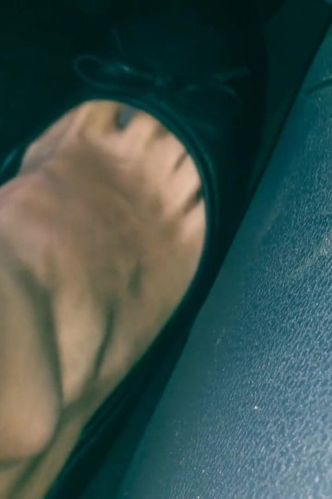 Barefeet'te siyah deri dairelerde canlanıp araba sürüyor