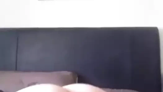 kız eğilir ve gösterir onu göt ve KEDİ