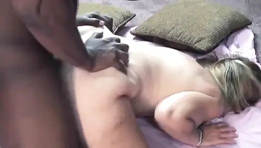 Блондинка домохозяйка с толстой задницей получает сладкий черный шест в ее щель на пол