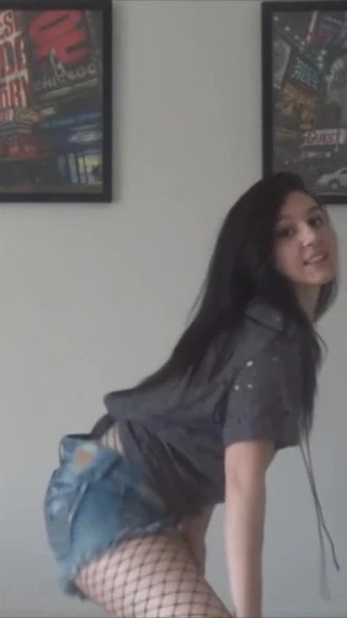 Carolzinha SG rebolando a bunda