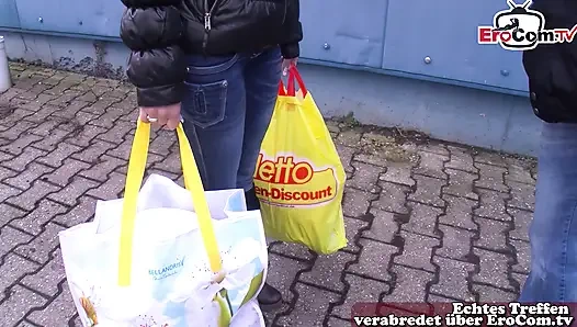 Alman evli kadın sokakta aldatıyor