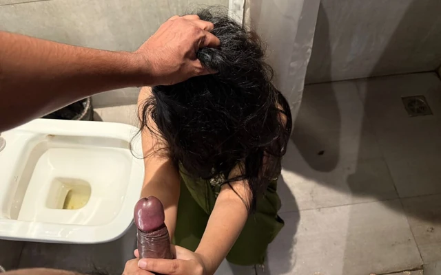 Ghar ki shadi mein üvey erkek kardeş behen ko banyo mein le jaa ke chudai ki