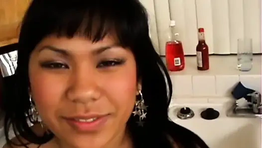 Sevimli Asyalı kız büyük zenci yarağını emiyor ve mutfakta sikiliyor