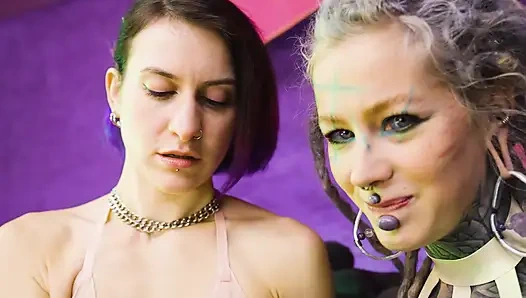 Yüksek topuklu lateks lezbiyenler metal oyuncakla anal deliklerini parçalıyor - ağzı açık atp