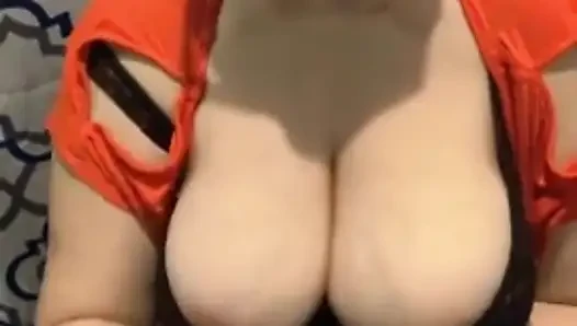 Pijama partisinde arkadaşına mastürbasyon yapıyor