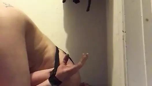 Götümde mandalı olan köşede ağlıyor