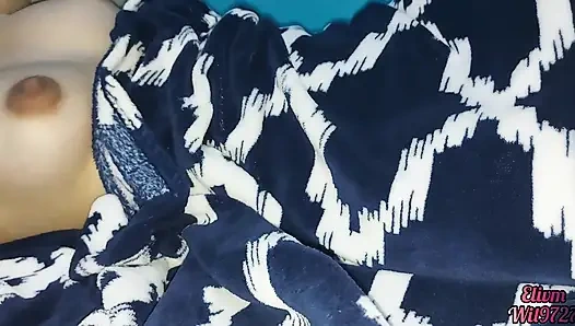 Üvey kız kardeşimin iç çamaşırlı amına bakıyorum