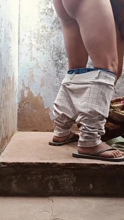 "Hintli desi porno yıldızı Sanjana erkek arkadaşını evde yalnızken büyük yarakla sikiyor"