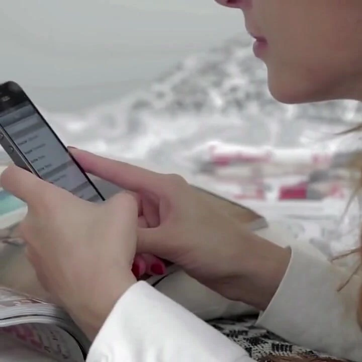 Kıvırcık kızıl üniversiteli çifte iş