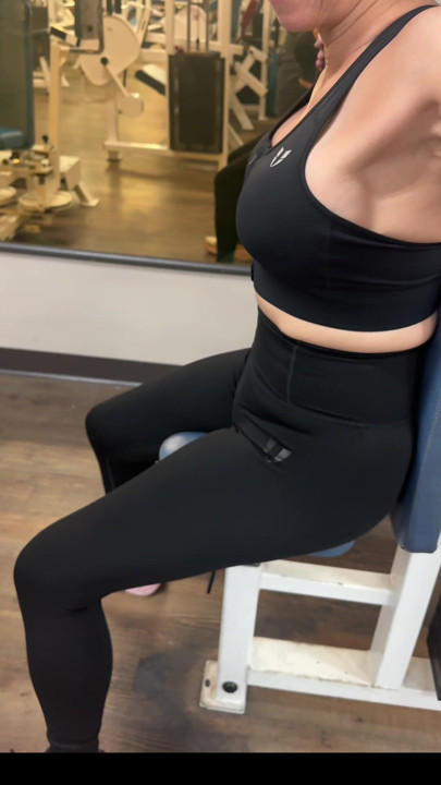 Umarım spor salonundaki genç adamlar seksi spor üstümün tadını çıkarıyor!