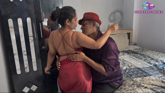 Hizmetçi de sahibiyle cinsel ilişki yaşadı ve sonunda onu soydıktan sonra kaçtı.