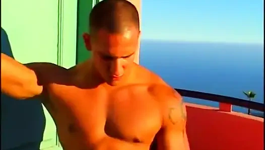 Kanepede sert yarağını sıvazlıyor