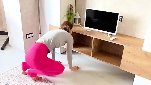 Pembe yoga pantolonlu üvey anne: tabu dizler ve zemin üzerinde sürtüyor