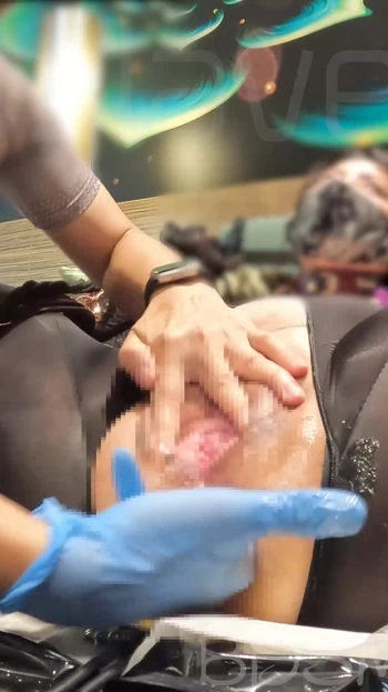 Волнующий момент из "Извращенная рабыня R, том.002 крупным планом. Закатывает глаза и сквиртует с анальным оргазмом!! (Полное видео на "