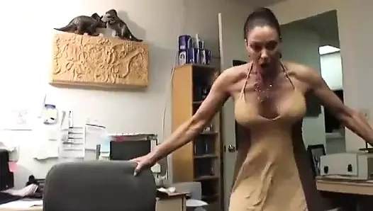 İki kız dizlerinin üzerinde yarak ve taşak emerken götten parmaklanıyor