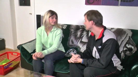 Büyük götlü dövmeli evli kadın çamaşırları hakkında yardım için komşusüne geldi... Sonra aniden kabul ediyor ve sikişme yardımı