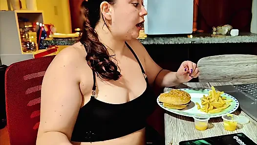 Nicole'ün burger göbek doldurma seansı