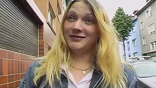 İyi görünümlü Alman sarışın göğüslerine sıcak boşalıyor