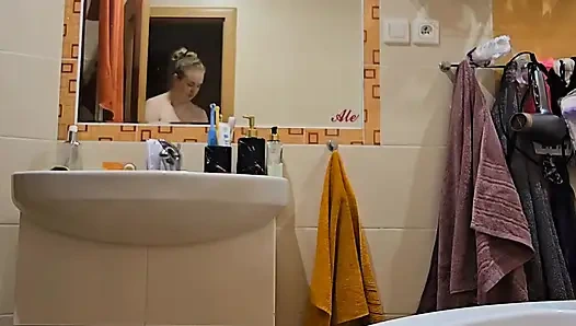 Büyük yumuşak doğal memeli ve büyük götlü sevimli iri güzel evli kadın duş alıyor