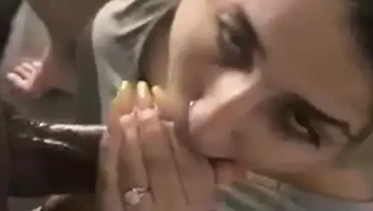 Büyük bir horoz emen Fransız kadın