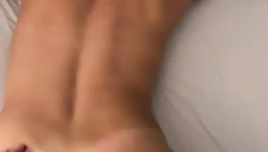 Sıska orta yaşlı seksi kadına yapışıyorum ve pirsingli meme ucuyla oynuyorum