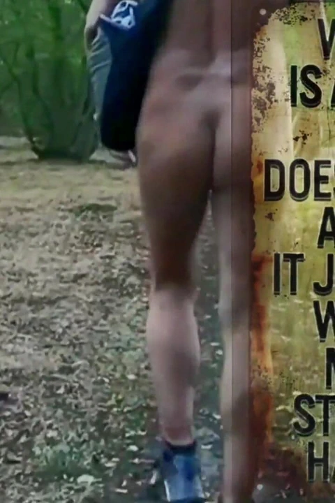 Kırsalda çıplak yürüyor