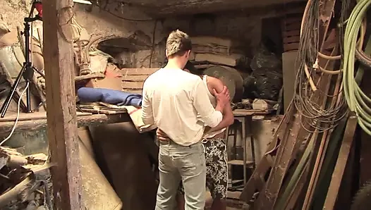 Birkaç sarışın ve kahverengi yarakla sikişmeye hevesli