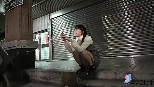 Asistan Minnie bozuk kamerayı vücuduyla ödüyor