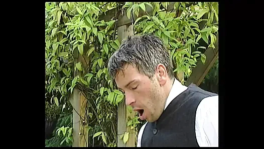 Kelly büyük yarağın azgın ve büyük göt deliğine boşalmanın tadını çıkarıyor