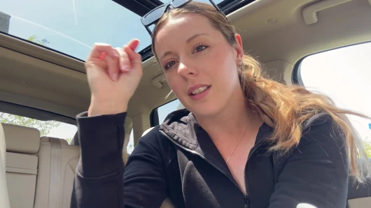 Arabamın arka koltuğunda pembe dildoyla mastürbasyon