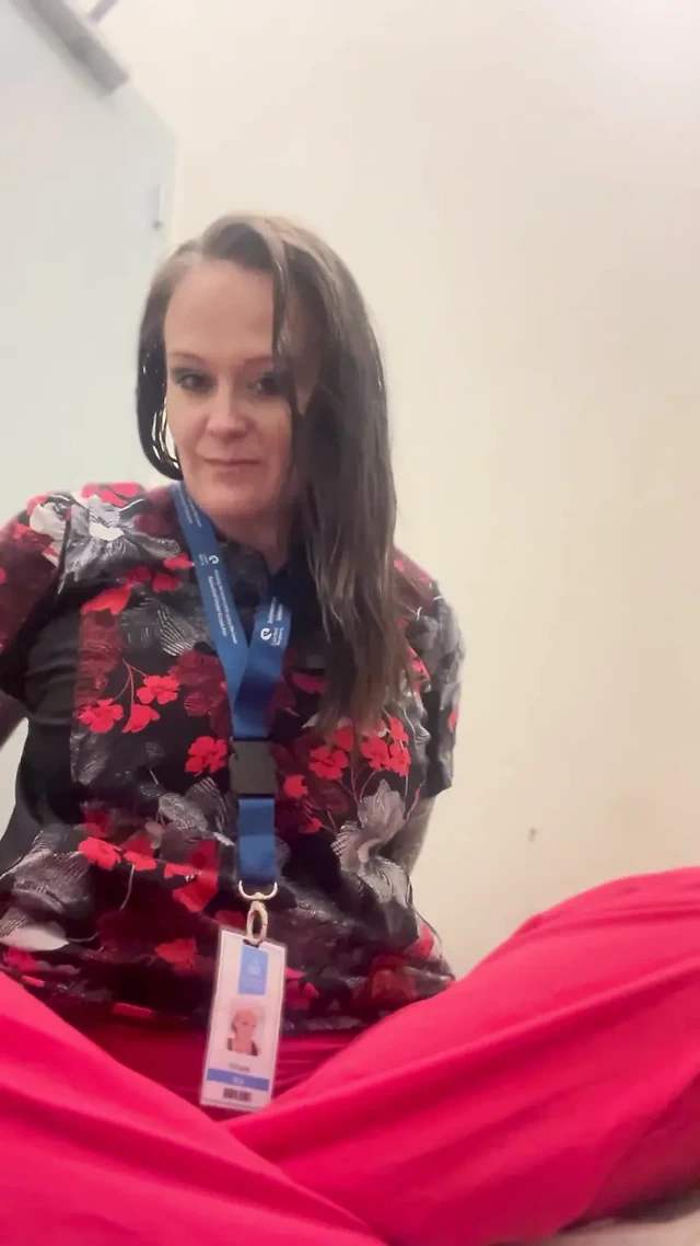 Yaramaz hemşire umumi tuvalette fışkırtıyor