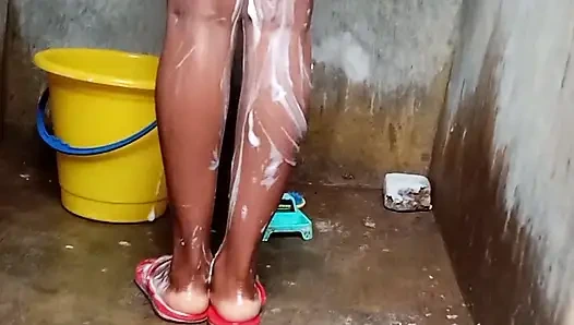 Geleneksel köy banyosunda ayakta seks, çok tatlı