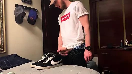 Dostum nike paten spor ayakkabılarını kokluyor ve boşalıyor